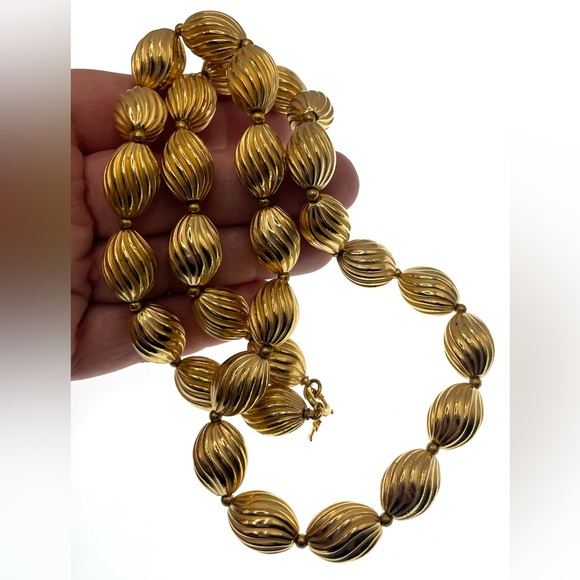 Vintage 1950s Signed Trifari Mid Century Gold Tone Necklace Oval Textured Beads - Picture 4 of 6